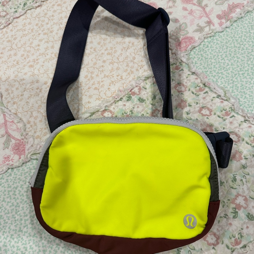 neon green lulu lemon every where belt bag - Picture 1 of 2